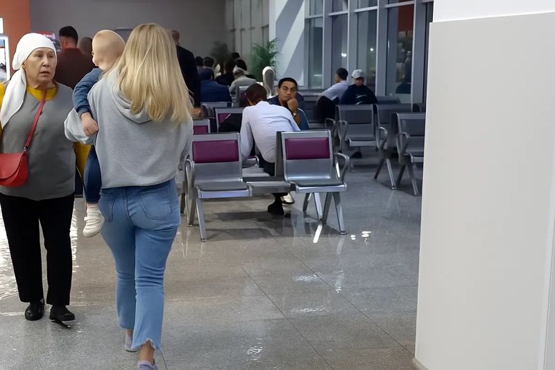 Ливень в Актау устроил потоп в аэропорту и спорткомплексе