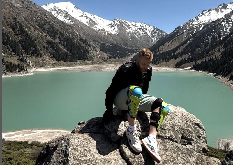 Евгения Чебаткова чуть не унесло в пропасть на Чарынском каньоне