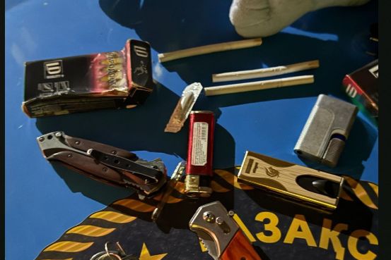 Подозрительного мужчину задержали с  ножами и наркотиками в Степногорске