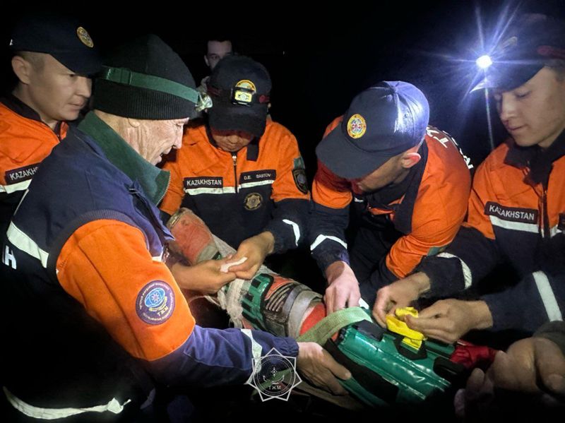 10 км на носилках: туриста со сломанной ногой спасали в горах Заилийского Алатау