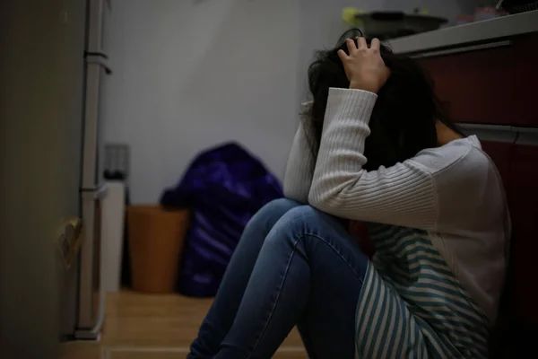 В Шымкенте спасатели вытащили девушку, которая чуть не погибла в квартире