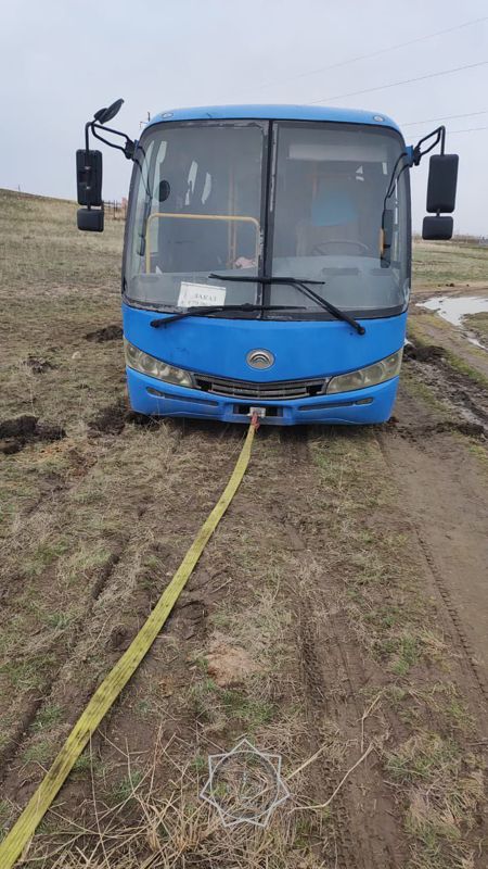 Микроавтобус с пассажирами застрял в грязи в Карагандинской области