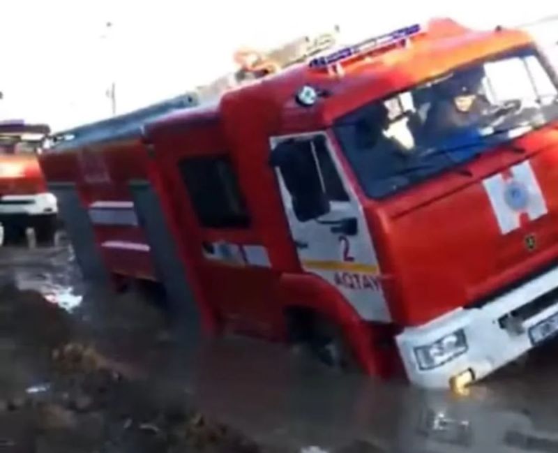В Мангистауской области пожарная машина увязла в грязи