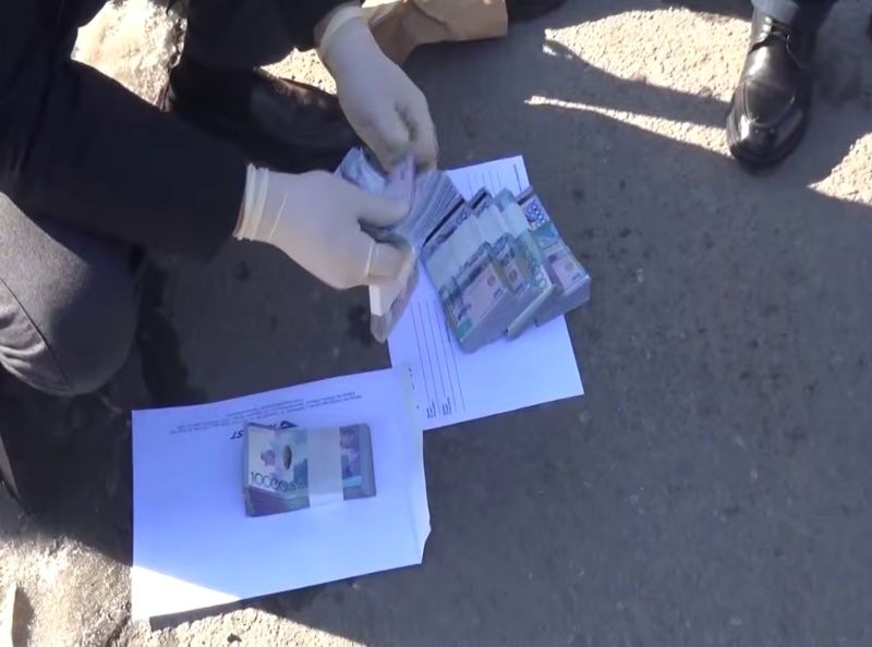 В Жетысу чиновника и энергетика оштрафовали за взятку и завышенные тарифы на электричество