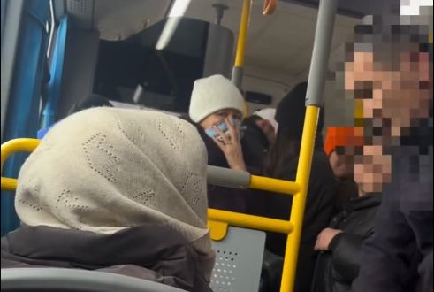 Пахло мочой: пенсионерку высадили из автобуса на морозе