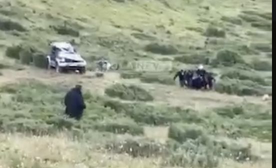 На плато Асы внедорожник несколько раз перевернулся на склоне: пострадали два человека