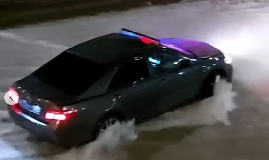 VIP-парковка по-алматински: лихач на Тойоте с мигалками заехал в русло Весновки