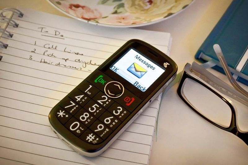 Госуслуги станут доступнее на кнопочных телефонах