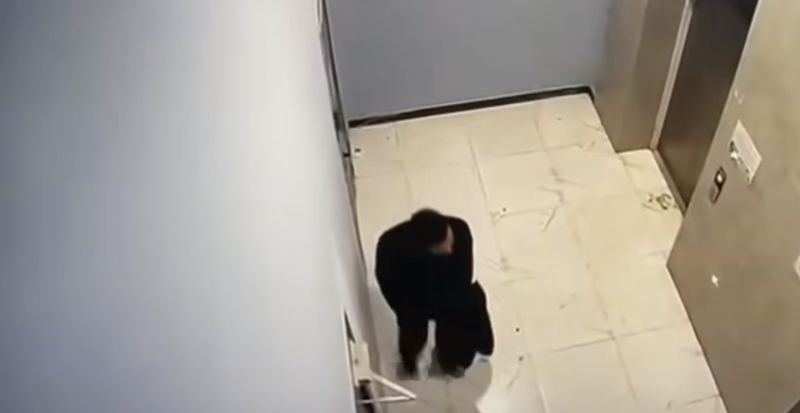 В Астане пьяный мужчина рухнул в шахту лифта