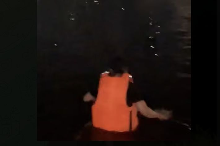 Спасли и наказали: полицейские вытащили тонущего мужчину из канала в Астане