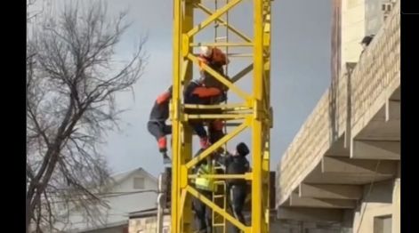 Забрался на строительный кран и намекал на самоподжог: мужчина в Таразе устроил протест