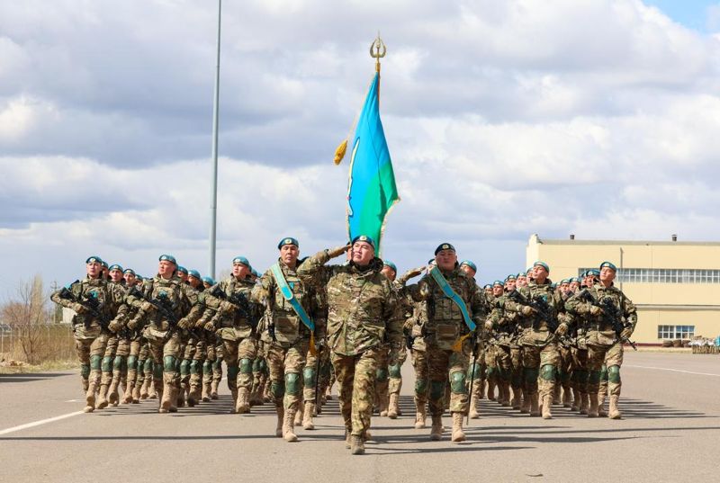 Министр обороны Казахстана проверил готовность войск к военному параду