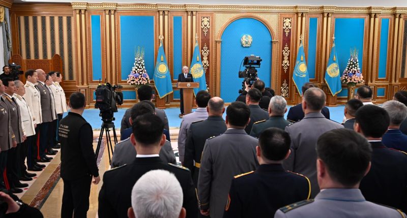 Токаев присвоил казахстанцам высшие воинские и специальные звания