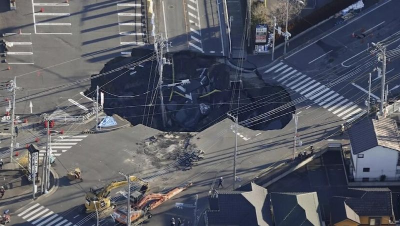 Грузовик в с водителем уже четыре дня пытаются достать из ямы на дороге в Японии