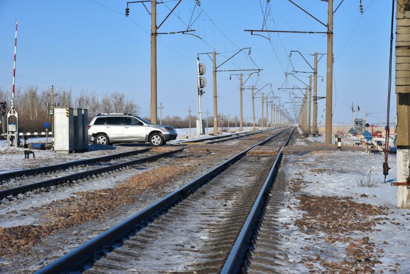 Грузовой поезд столкнулся с автомобилем недалеко от станции Алматы-1