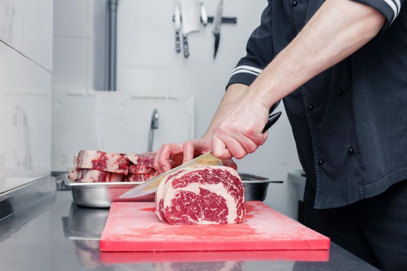 Казахстан обвинили в экспорте заражённого мяса на рынки Туркменистана