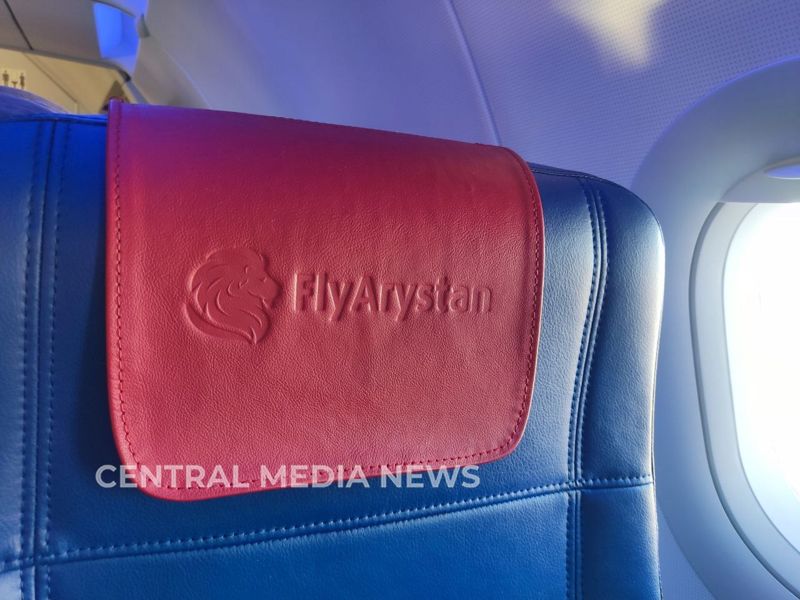 Ударил бортпроводницу и «заминировал» самолет: буйного пассажира поместили в ИВС