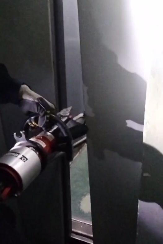 77-летняя жительница Кокшетау застряла в лифте