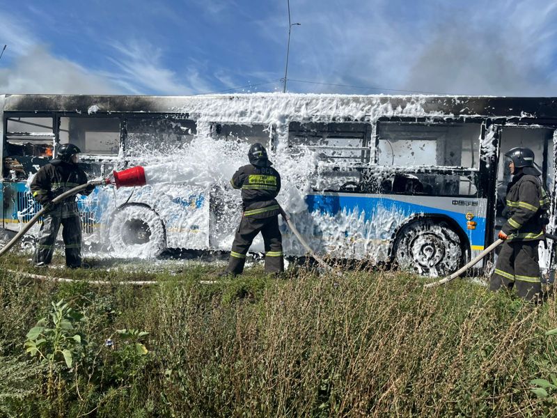 Пассажиры бежали сломя голову: наполненный людьми автобус загорелся на ходу в ВКО