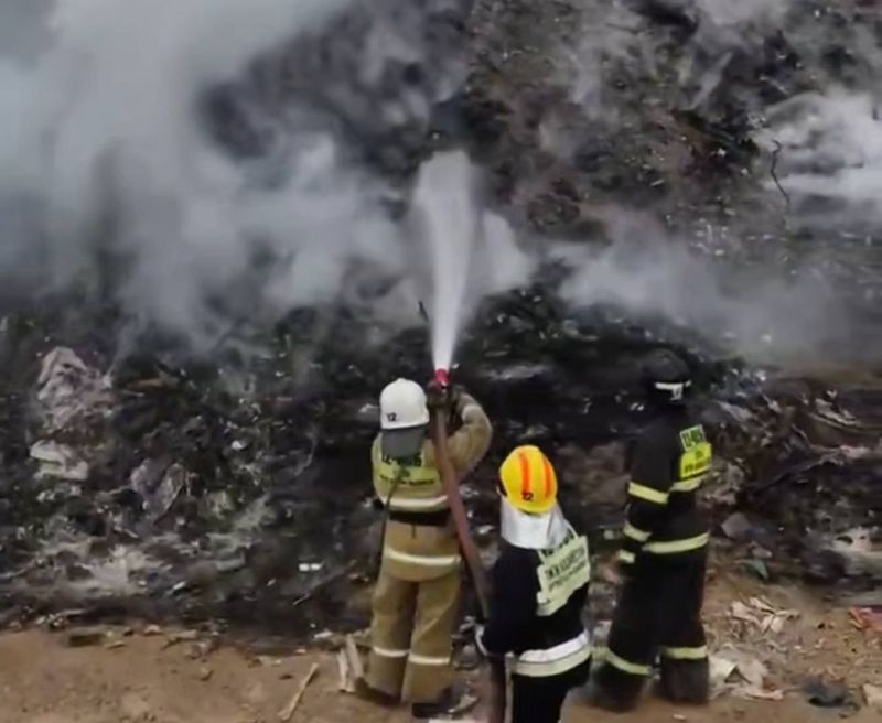 Пожар на полигоне тушат уже третьи сутки в Алматинской области