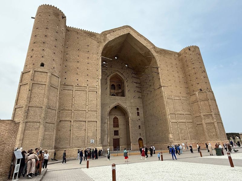 Газоны сняли, а сырость осталась: что реставрируют в мавзолее Ходжи Ахмеда Ясауи и когда его откроют