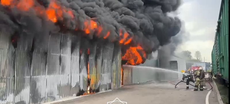 Пожар на складе по повышенному рангу тушат в Алматы