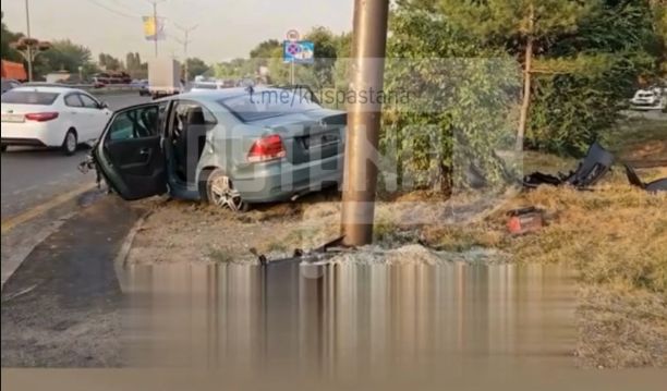 В Алматы арендованный Volkswagen врезался в опору билборда: есть пострадавшие