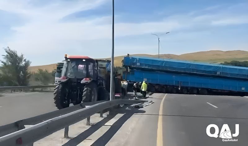 Третьи сутки дорожники не могут убрать с трассы 40-метровый грузовик