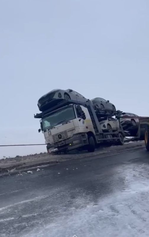 Автовоз с семью машинами слетел в кювет в Актюбинской области