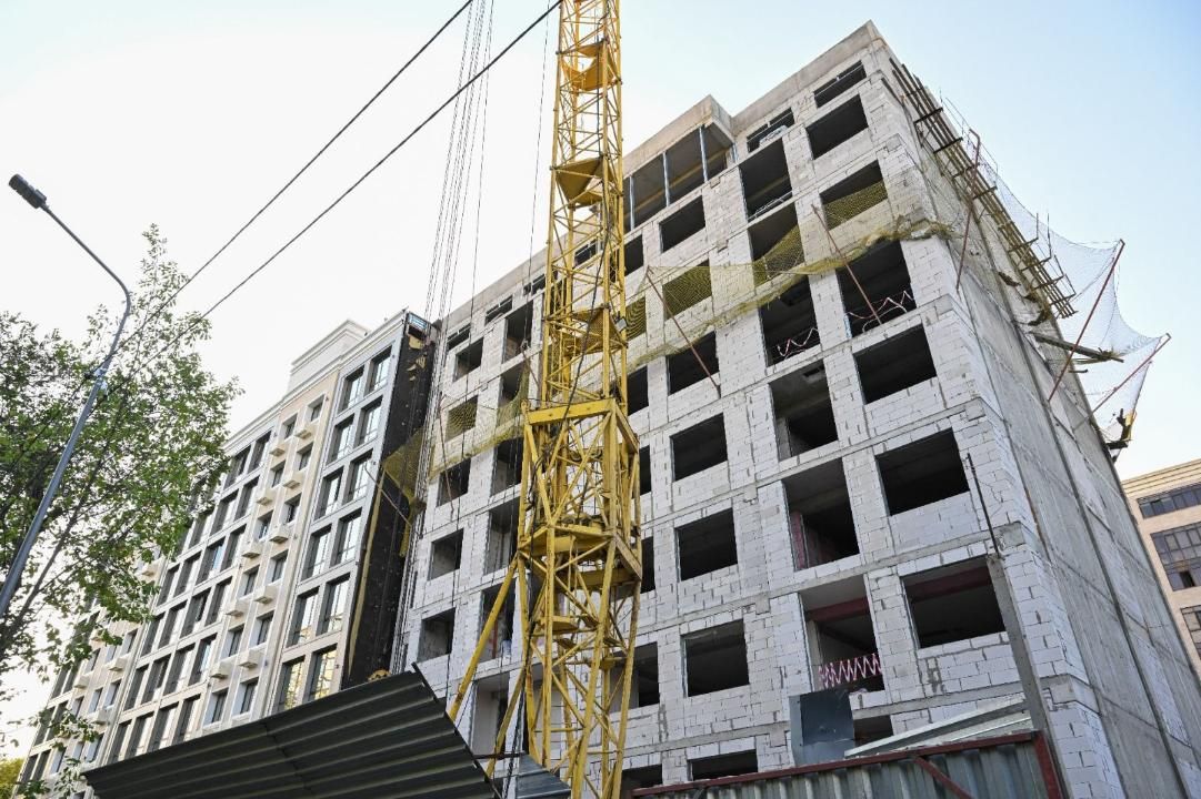 После падения облицовки дома в Казахстане усилят ответственность стройкомпаний