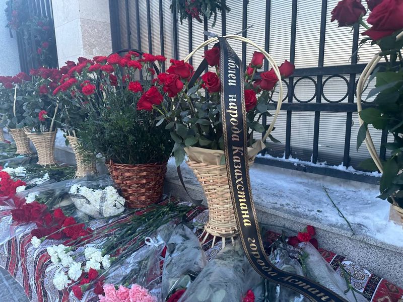 Астанчане несут цветы и игрушки к посольству Азербайджана