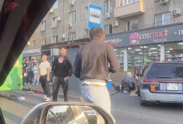 Вышли из автобуса — и давай махаться: алматинские джигиты устроили драку