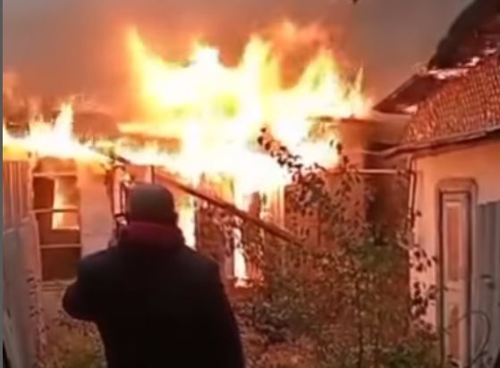 Пожар уничтожил шесть домов: женщина и младенец сгорели заживо