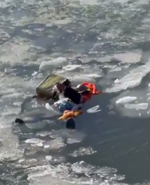 Прохожие спасли рыбака, провалившегося под лёд в Атырау