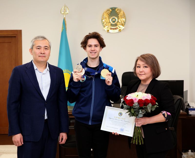 Сертификат на 2,5 млн подарили фигуристу Михаилу Шайдорову в акимате Алматы