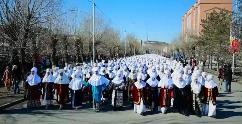 Шествие женщин в кимешеках вошло в Книгу рекордов Казахстана