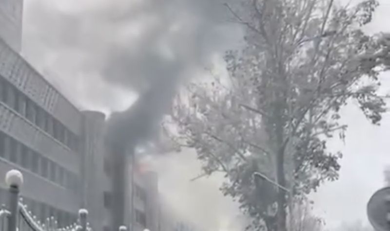 В Алматы горит административное здание