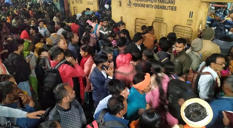 Около 20 человек погибли в давке на ж/д вокзале Дели
