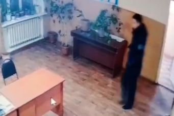 В Петропавловске мужчина бился головой о стену, не соглашаясь на лечение