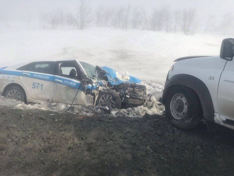Полицейский экипаж попал в аварию из-за тумана на трассе в Актюбинской области