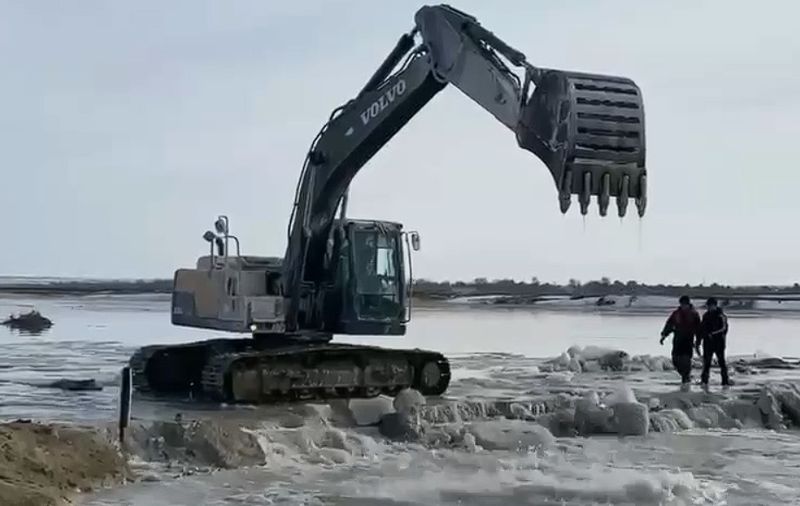 Вода размыла переправу: небольшое село Актюбинской области оказалось отрезало от внешнего мира