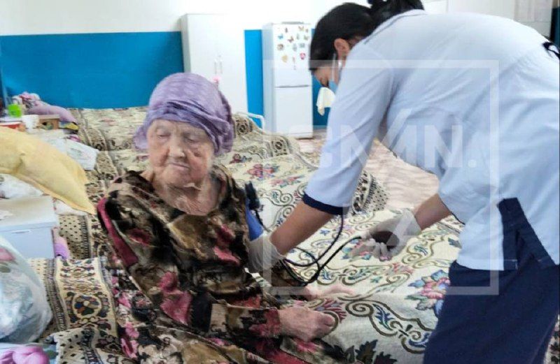 Бабушку, которая жила в ужасных условиях, забрали в Центр адаптации в Шымкенте