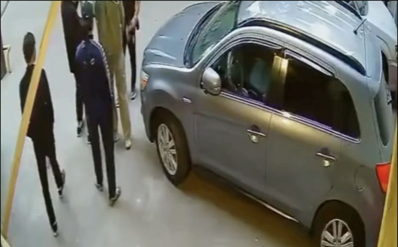 Неизвестные с топором пытались ворваться в частный дом в Алматы