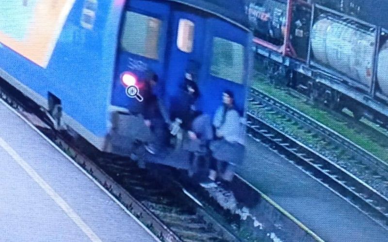 В Шымкенте наказали родителей подростков, которые пытались покататься на поезде