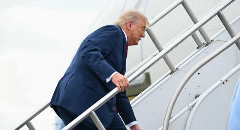 Президентский флешбэк: Трамп споткнулся, поднимаясь по трапу самолёта