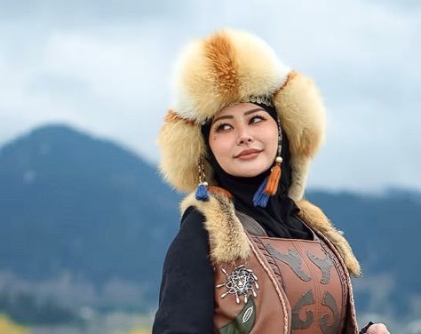 Японская порноактриса примерила на себя казахстанский нацкостюм и вызвала фурор среди своих поклонников