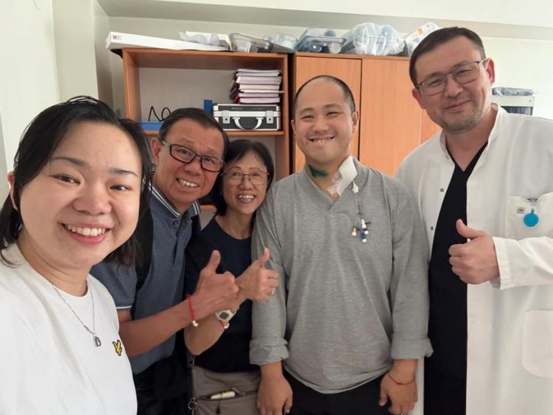 Врачи спасли малазийца, который упал вниз головой в горах Алматы