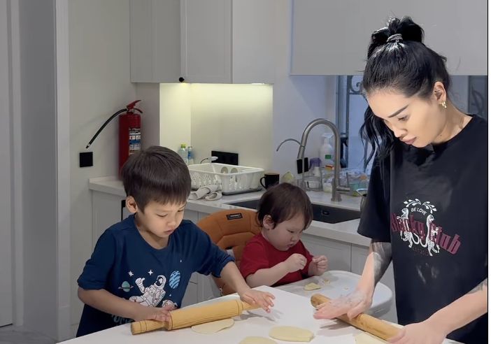 Айжан Байзакова трогательно поздравила младшего сына с днём рождения