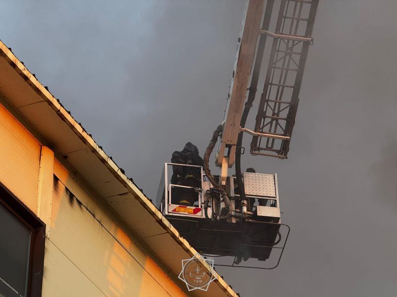 Трое спасателей пострадали во время пожара на рынке «Биг-Шанхай» в Астане