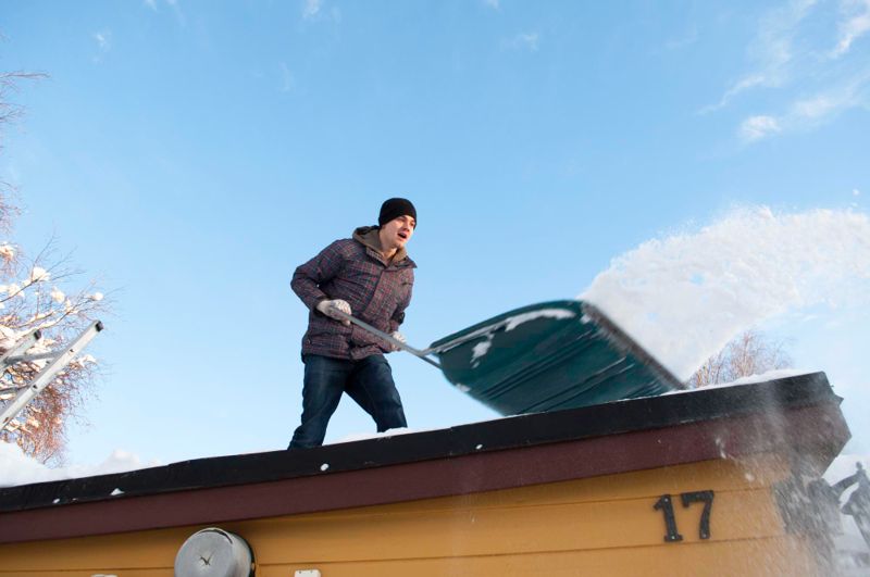 Житель СКО получил множественные переломы, упав с крыши: его доставили в больницу санавиацией